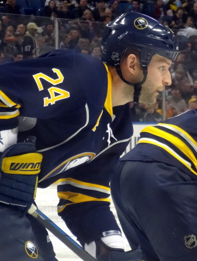 Das Foto zeigt den Eishockeyspieler Robyn Regehr.