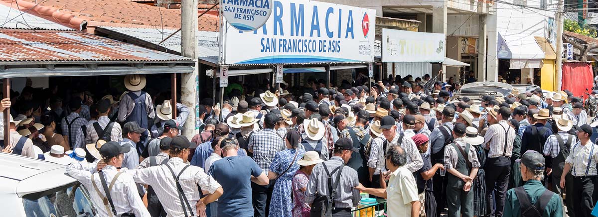 Hunderte Mennoniten stehen vor einer Apotheke in Santa Cruz, Bolivien. Sie hoffen auf einen Losgewinn. ©Fredy Hiebert, Mennonitische Post.